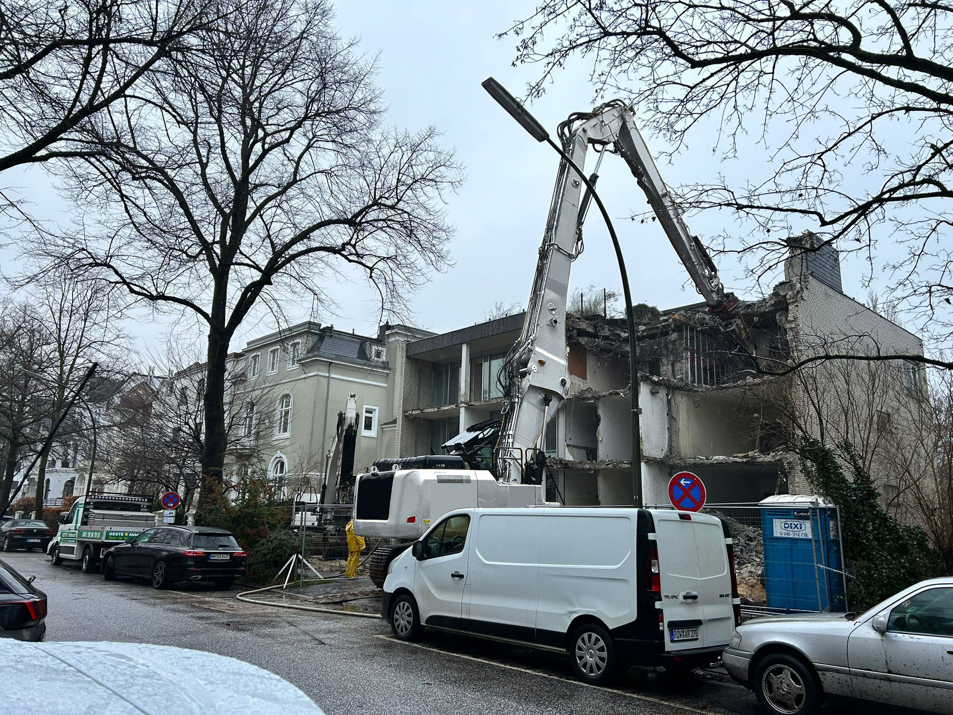 Abbruch eines Mehrfamilienhaus mit Tiefgarage und Poolanlage